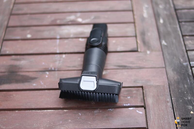 Man sieht die 2-in-1 Ploster- und Staubdüse des Shark Anti Hair Wrap Flexology.